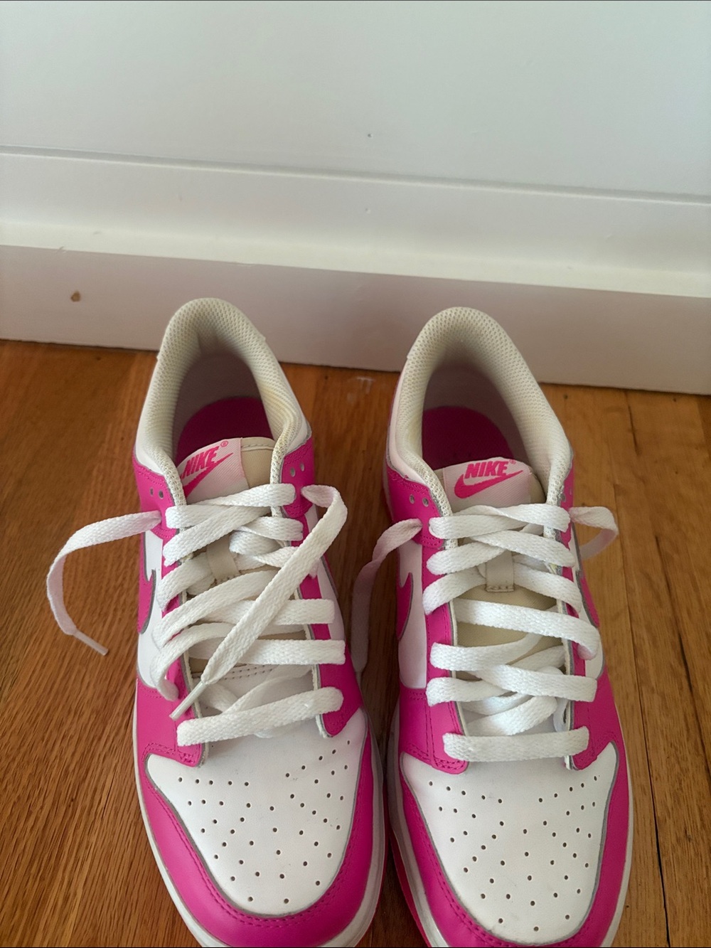 Nike Low-Top Sneakers in White and Hot Pink - Picture 2 of 4